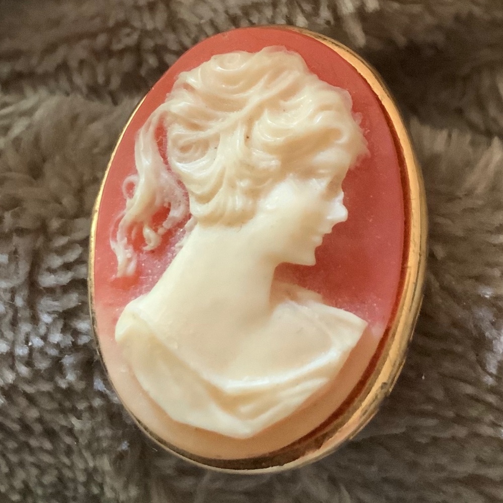 Beautiful Cameo in gold setting brooch